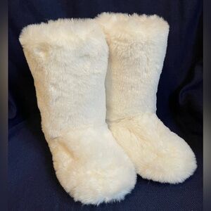 NWOT Lauren Conrad Fuzzy Slipper Boots White Size Medium 7/8